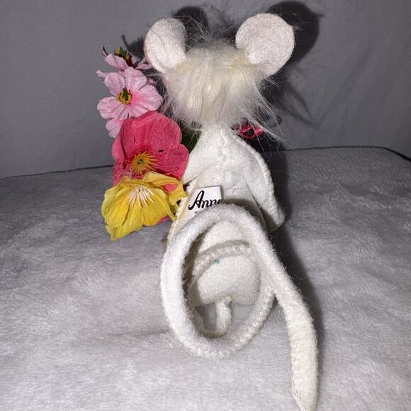 Annalee White 5" Mouse w/ long tail, holding Spring Flowers 2013 Easter EUC - Picture 3 of 7